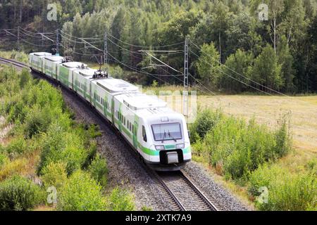 Train Pendolino Express du groupe VR voyageant de Kupittaa à Helsinki à travers le paysage rural, vue surélevée. Salo, Finlande. 9 août 2024. Banque D'Images