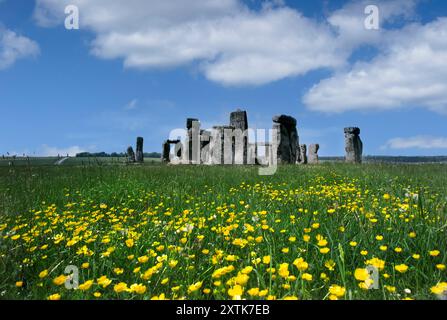 Stonehenge au printemps, un monument préhistorique dans le Wiltshire, en Angleterre avec des fleurs printanières abondantes au premier plan. Stonehenge, l'un des monuments les plus célèbres du Royaume-Uni, est considéré comme une icône culturelle britannique. Sur la liste de l'UNESCO des sites du patrimoine mondial Banque D'Images