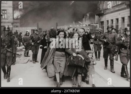 SOULÈVEMENT DU GHETTO DE VARSOVIE les Juifs capturés lors de la répression du soulèvement du ghetto de Varsovie marchent vers l'Umschlagplatz pour être déportés. Commandant allemand chargé du nettoyage du ghetto de Varsovie, en Pologne. Ce rapport STROOP, sous la forme d'un livre relié en cuir, a été présenté comme preuve par le procureur américain, Major Frank Walsh, lors des procès du tribunal international à Nuremberg, en Allemagne." Date 1943 19 avril - 1943 mai 16 Varsovie, Pologne Banque D'Images