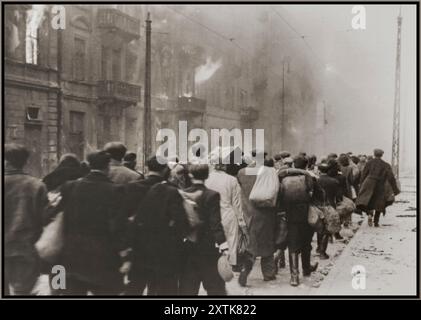 SOULÈVEMENT DU GHETTO DE VARSOVIE les Juifs capturés pendant le soulèvement du ghetto de Varsovie marchent vers l'Umschlagplatz pour être déportés vers des camps de concentration pour des travaux forcés ou la mort péremptoire dans des chambres à gaz nazies. La légende originale en allemand se lit comme suit : « To the Umschlagplatz ». 1943 19 avril - 1943 mai 16 Banque D'Images