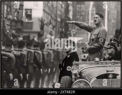 ADOLF HITLER SALUANT NUREMBERG Adolf Hitler debout dans sa voiture Mercedes à toit ouvert avec Heinrich Himmler examinant les troupes SS lors d'un défilé du Reichsparteitag (jour de la fête du Reich) à Nuremberg. 1938 septembre 05 - 1938 septembre 12 Nuremberg, [Bavière] Allemagne Nurnberg Banque D'Images