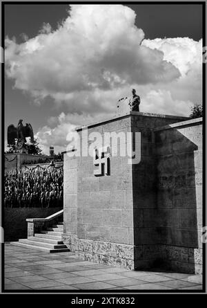 ADOLF HITLER DEBOUT SUR LA TRIBUNE emblème swastika nazi sur le devant. Photo de propagande à Luitpold Arena au Reich Party Rally Grounds à Nuremberg août 1933 - décembre 1945 Nurember Allemagne nazie Banque D'Images