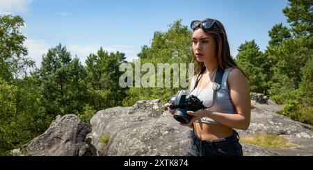 Femme caucasienne prenant des photos dans la nature en France. Banque D'Images