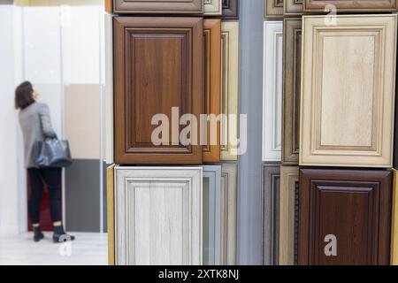 Échantillons de façades de cuisine dans un showroom pour la production de meubles. Industrie Banque D'Images