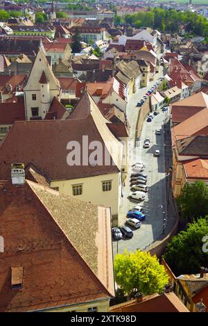 Vue aérienne de la partie historique de Sibiu (Transylvanie). Vue depuis le clocher de la cathédrale de préparMarie vers Strada Centumvirilor Banque D'Images