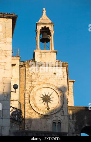 L'horloge de la vieille ville - Stari Gradski SAT (Ura) la place du peuple (Narodni Trg). Horloge Renaissance sur la tour romane avec un beau clocher sur son sommet. Diviser. Croatie. (138). Banque D'Images