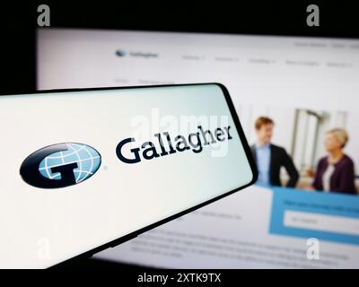 Téléphone portable avec logo de la compagnie d'assurance américaine Arthur J. Gallagher Co. (AJG) en face du site Web. Mettez l'accent sur le centre-gauche de l'écran du téléphone. Banque D'Images