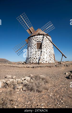 Un moulin à vent traditionnel à Villaverde près de la ville de la Oliva sur Fuerteventura, l'une des îles Canaries espagnoles Banque D'Images