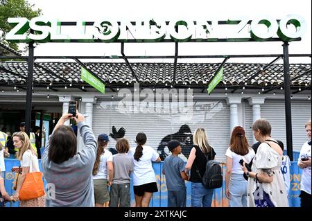 La pièce finale, de la série animaux de Banksy a été dévoilée tôt mardi 13 août dans la matinée, au zoo de Londres , représente un gorille soulevant une porte tandis que divers animaux, y compris un lion de mer et un trio d'yeux curieux, sont vus dans le fond. Il a attiré beaucoup de visiteurs et l'attention des médias. Les passants ont été ravis par une nouvelle addition surprise. Banque D'Images