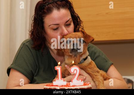 Embrasser Nami le chien pour son anniversaire, chien gériatrique de race mixte de 12 ans, Alcoy, Espagne Banque D'Images