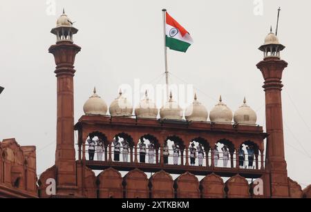 New Delhi, Inde. 15 août 2024. Tri-services Band se produit pendant les célébrations de la fête de l'indépendance au Fort Rouge historique de Delhi. (Photo de Naveen Sharma/SOPA images/SIPA USA) crédit : SIPA USA/Alamy Live News Banque D'Images