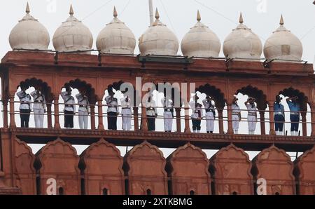 New Delhi, Inde. 15 août 2024. Tri-services Band se produit pendant les célébrations de la fête de l'indépendance au Fort Rouge historique de Delhi. (Photo de Naveen Sharma/SOPA images/SIPA USA) crédit : SIPA USA/Alamy Live News Banque D'Images