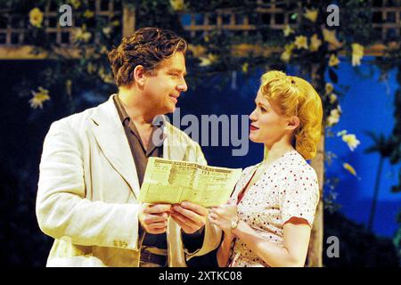 Soirée enchantée : Philip Quast (Emile de Becque), Lauren Kennedy (Nellie Forbush) dans LE PACIFIQUE SUD au Olivier Theatre, National Theatre (NT), Londres SE1 12/12/2001 musique : Richard Rodgers paroles : Oscar Hammerstein II livre : Oscar Hammerstein II & Joshua Logan décor : John Napier costumes : Elise Napier éclairage: David Hersey mise en scène musicale : Matthew Bourne réalisateur : Trevor Nunn Banque D'Images