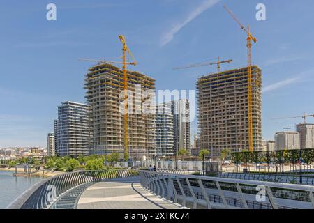 Belgrade, Serbie - 01 août 2024 : chantier Belgrade Waterfront nouveaux immeubles résidentiels de grande hauteur vue depuis le pont piétonnier Su Banque D'Images