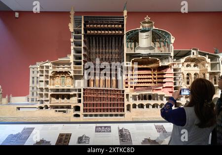 La coupe transversale de l'Opéra, ce modèle montre une coupe longitudinale de l'Opéra Garnier à l'échelle 1:25 . Basé sur les plans publiés en 1880 par l'archi Banque D'Images