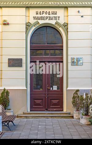 Krusevac, Serbie - 12 octobre 2023 : entrée au bâtiment de la Faculté d'agriculture de l'enseignement universitaire, rue Kosanciceva. Banque D'Images