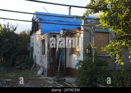 Kamianka, UKRAINE - le 14 AOÛT 2024 - Une maison endommagée par les bombardements russes se trouve dans le village de Kamianka, dans la région de Kharkiv, qui a été détruit par les troupes russes pendant son occupation. Banque D'Images