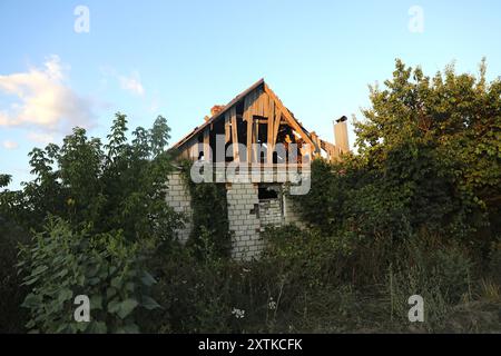 Kamianka, UKRAINE - le 14 AOÛT 2024 - Une maison endommagée par les bombardements russes se trouve dans le village de Kamianka, dans la région de Kharkiv, qui a été détruit par les troupes russes pendant son occupation. Banque D'Images