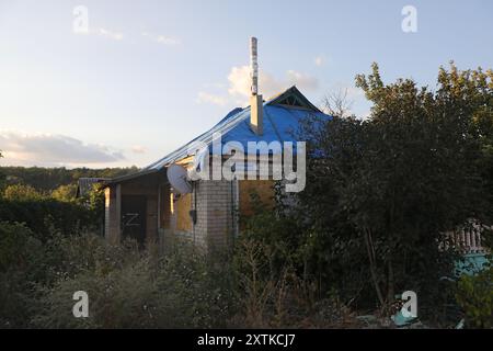 Kamianka, UKRAINE - le 14 AOÛT 2024 - Une maison endommagée par les bombardements russes se trouve dans le village de Kamianka, dans la région de Kharkiv, qui a été détruit par les troupes russes pendant son occupation. Banque D'Images