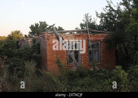 Kamianka, UKRAINE - le 14 AOÛT 2024 - Une maison endommagée par les bombardements russes se trouve dans le village de Kamianka, dans la région de Kharkiv, qui a été détruit par les troupes russes pendant son occupation. Banque D'Images