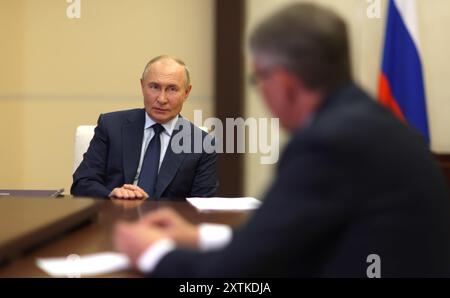Novo-Ogaryovo, Russie. 15 août 2024. Le président russe Vladimir Poutine tient une réunion en face à face avec le gouverneur par intérim de la région de Toula, Dmitri Milyayev, à droite, à la résidence de l'État Novo-Ogaryovo, le 15 août 2024, dans l'oblast de Moscou, en Russie. Crédit : Gavriil Grigorov/Kremlin Pool/Alamy Live News Banque D'Images