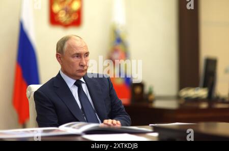 Novo-Ogaryovo, Russie. 15 août 2024. Le président russe Vladimir Poutine tient une rencontre en face à face avec le gouverneur par intérim de la région de Toula, Dmitri Milyayev, à la résidence de l’État de Novo-Ogaryovo, le 15 août 2024, dans l’oblast de Moscou, en Russie. Crédit : Gavriil Grigorov/Kremlin Pool/Alamy Live News Banque D'Images