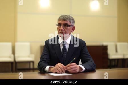Novo-Ogaryovo, Russie. 15 août 2024. Le gouverneur par intérim de la région de Toula, Dmitri Milyayev, écoute le président russe Vladimir Poutine lors d’une réunion en face à face à la résidence d’État de Novo-Ogaryovo, le 15 août 2024, dans l’oblast de Moscou, en Russie. Crédit : Gavriil Grigorov/Kremlin Pool/Alamy Live News Banque D'Images
