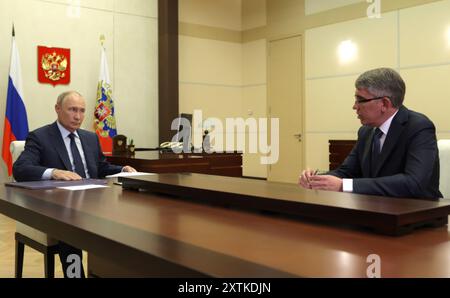 Novo-Ogaryovo, Russie. 15 août 2024. Le président russe Vladimir Poutine tient une réunion en face à face avec le gouverneur par intérim de la région de Toula, Dmitri Milyayev, à droite, à la résidence de l'État Novo-Ogaryovo, le 15 août 2024, dans l'oblast de Moscou, en Russie. Crédit : Gavriil Grigorov/Kremlin Pool/Alamy Live News Banque D'Images
