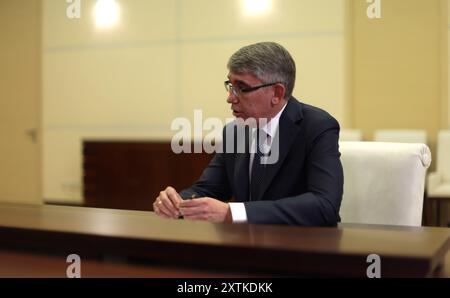 Novo-Ogaryovo, Russie. 15 août 2024. Le gouverneur par intérim de la région de Toula, Dmitri Milyayev, écoute le président russe Vladimir Poutine lors d’une réunion en face à face à la résidence d’État de Novo-Ogaryovo, le 15 août 2024, dans l’oblast de Moscou, en Russie. Crédit : Gavriil Grigorov/Kremlin Pool/Alamy Live News Banque D'Images