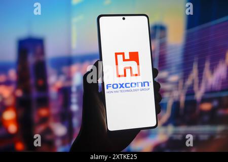 Dans cette illustration photo, le logo Foxconn Technology Group (Hon Hai Precision Industry) est affiché sur un écran de smartphone. Banque D'Images