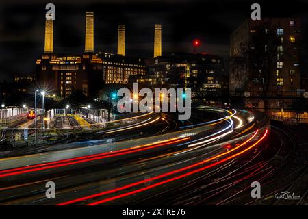 Battersea Power Station avec des sentiers de lumière de train pris depuis Ebury Bridge Banque D'Images