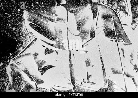 Visages in the Mountain est une œuvre photographique conceptuelle utilisant des chimiogrammes. La composition est de visages dans un paysage montagneux. Banque D'Images