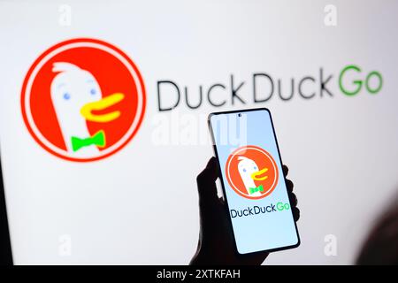 14 août 2024, Paraguay : dans cette illustration photo, le logo du navigateur Web DuckDuckGo est affiché sur l'écran d'un smartphone et en arrière-plan. (Crédit image : © Jaque Silva/SOPA images via ZUMA Press Wire) USAGE ÉDITORIAL SEULEMENT! Non destiné à UN USAGE commercial ! Banque D'Images