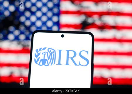 14 août 2024, Paraguay : dans cette illustration photo, le logo de l'Internal Revenue Service (IRS) est affiché sur l'écran d'un smartphone et le drapeau des États-Unis d'Amérique (USA) en arrière-plan. (Crédit image : © Jaque Silva/SOPA images via ZUMA Press Wire) USAGE ÉDITORIAL SEULEMENT! Non destiné à UN USAGE commercial ! Banque D'Images