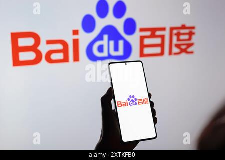 14 août 2024, Paraguay : dans cette illustration photo, le logo Baidu, Inc est affiché sur l'écran d'un smartphone et en arrière-plan (crédit image : © Jaque Silva/SOPA images via ZUMA Press Wire) USAGE ÉDITORIAL SEULEMENT! Non destiné à UN USAGE commercial ! Banque D'Images