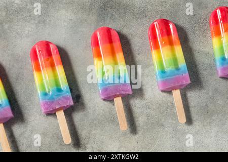 Sweet Summer Rainbow Popsicles avec différentes saveurs de fruits Banque D'Images