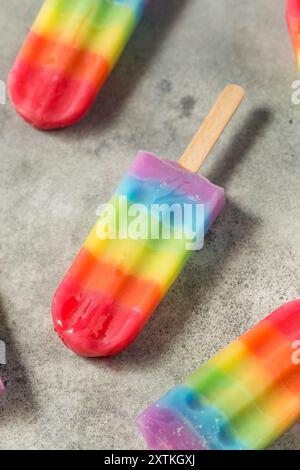 Sweet Summer Rainbow Popsicles avec différentes saveurs de fruits Banque D'Images