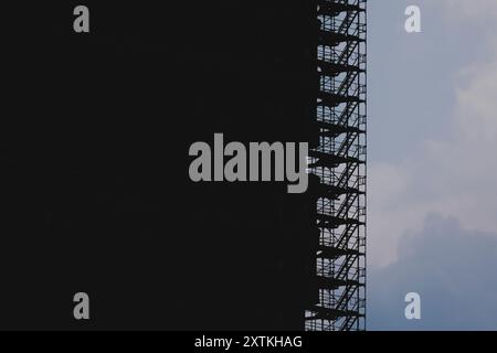 Berlin, Deutschland. 15 août 2024. Une maison échafaudée, photographiée dans le quartier Friedrichshain de Berlin, le 15 août 2024. Crédit : dpa/Alamy Live News Banque D'Images