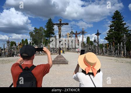 Siauliai, Lituanie - 22 juillet 2024 : un peuple visitant la colline des croix (Kryziu Kalnas). Colline des croix est un site majeur de pèlerinage catholique en Banque D'Images