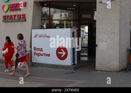 Moscou. 15 août 2024. Les gens passent devant l'entrée d'un abri temporaire dans la région de Belgorod, en Russie. La région russe de Belgorod a été déclarée état d'urgence au niveau fédéral, a déclaré jeudi le ministre russe des urgences Alexander Kurenkov. Crédit : Xinhua/Alamy Live News Banque D'Images