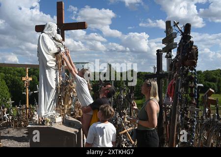 Siauliai, Lituanie - 22 juillet 2024 : colline des croix (Kryziu Kalnas). Colline des croix est un site majeur de pèlerinage catholique en Lituanie. Banque D'Images