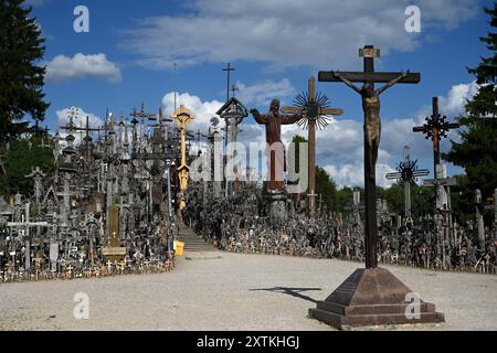 Siauliai, Lituanie - 22 juillet 2024 : colline des croix (Kryziu Kalnas). Colline des croix est un site majeur de pèlerinage catholique en Lituanie. Banque D'Images