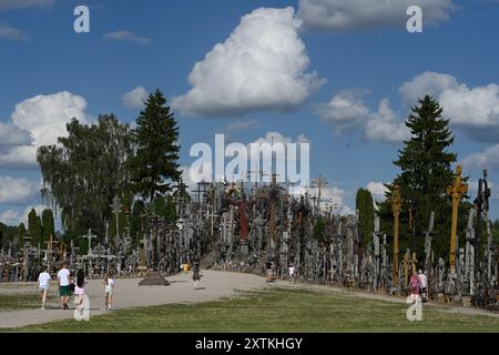 Siauliai, Lituanie - 22 juillet 2024 : un peuple visitant la colline des croix (Kryziu Kalnas). Colline des croix est un site majeur de pèlerinage catholique en Banque D'Images