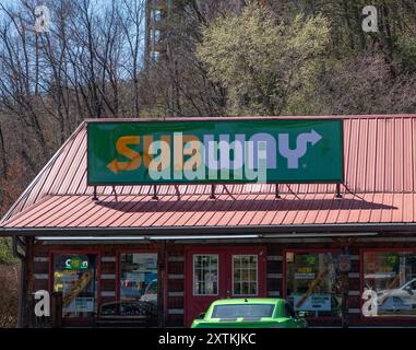 PIGEON FORGE, TN - 12 mars 2024 : lettrage sur un panneau au-dessus du bâtiment qui abrite une branche de la chaîne de restauration rapide Subway. Banque D'Images