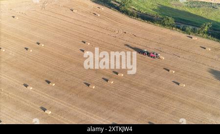 Prises de vue par drone ou images aériennes de foin en train de naître sur des terres agricoles dans la campagne du Norfolk, près du parc national Broads, Ludham Norfolk. Banque D'Images