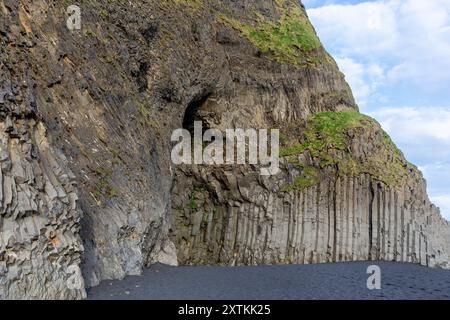 Formations rocheuses de colonnes hexagonales de basalte sur la plage de sable noir de Reynisfjara, Islande. Banque D'Images