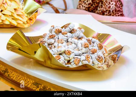 Bonbons faits maison des cornes de gazelle pour le Ramadan. Gros plan de Kaab El Ghazal fraîchement cuit, un doux marocain également connu sous le nom de gazelle Hornes, Hala Banque D'Images