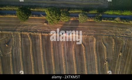 Prises de vue par drone ou images aériennes de foin en train de naître sur des terres agricoles dans la campagne du Norfolk, près du parc national Broads, Ludham Norfolk. Banque D'Images