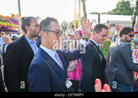 726. Stoppelmarkt Eroeffnung mit CEM Özdemir Bundesminister für Ernährung und Landwirtschaft Bündnis 90/Die Grünen und Kater Kater / in Vechta Hat am Donnerstag 15.08.2024 der 726. Stoppelmarkt begonnen. Ehrengast Bundeslandwirtschaftsminister CEM Özdemir stach gemeinsam mit Vechtas Bürgermeister Kristian Kater ein Bierfass an. Anschließend wurden rund 100 Liter Freibier an alle Gäste im Festzelt RASTAS GENUSS QUARTIER ausgeschenkt.. Zuvor hatten zehntausende Besucher einen beeindruckenden Umzug vom Rathaus der Stadt Vechta WO ein Empfang für geladene Gäste stattfand zum Stoppelmarkt erlebt, Banque D'Images