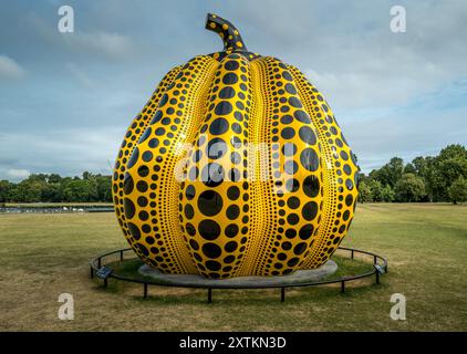 La citrouille de Yayoi Kusama dans les jardins de Kensington Londres Royaume-Uni Banque D'Images